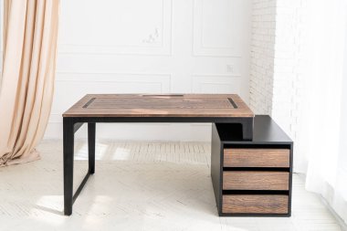 Büyük ahşap masalı müdürün ofisi. İç tavan arası tasarımı