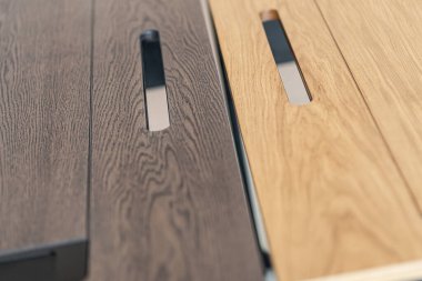 Karanlık odada boş ahşap masa.