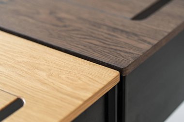 Karanlık odada boş ahşap masa.