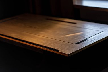 Kablosuz şarj masalı cep telefonu. Modern işyeri aksesuarı