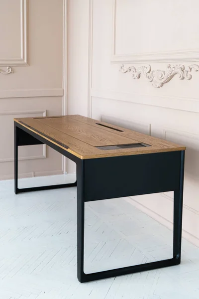 大きな木製のテーブルとディレクターのオフィス インテリアロフトデザイン — ストック写真