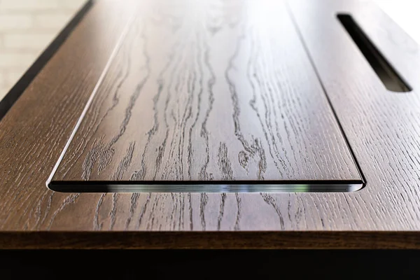 Kablosuz şarj masalı cep telefonu. Modern işyeri aksesuarı