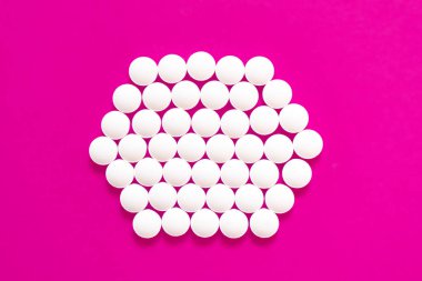 Çeşitli ilaç hapları, tabletler, kapsüller ve arka planda bir şişe. Metin için alanı kopyala