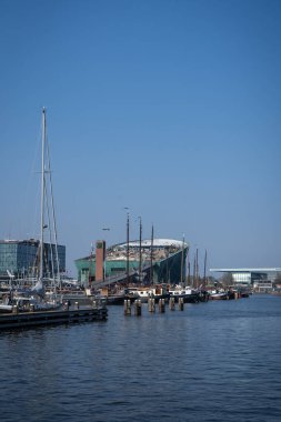 Amsterdam, Hollanda - 29 Mart 2022: Amsterdam NEMO Bilim Merkezi. Amsterdam Centraal İstasyonu yakınlarındaki deniz müzesi. Güneşli bir yaz gününde fütürist bir bina..