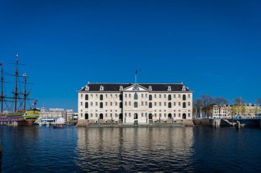 Amsterdam, Hollanda - 29 Mart 2022: Ulusal Denizcilik Müzesi, Het Scheepvaartmuseum, Amsterdam Denizcilik Müzesi.