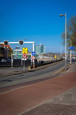 Tipik kanal evleri, Amsterdam 'ın kaldırım kenarındaki meşhur direkleriyle..