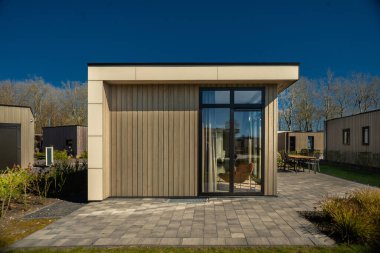 Açık hava eğlencesi. Banliyöde küçük, modern, konforlu evler. Kamp, aile tatili.