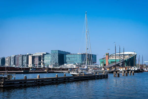 Amsterdam, Hollanda - 29 Mart 2022: Amsterdam NEMO Bilim Merkezi. Amsterdam Centraal İstasyonu yakınlarındaki deniz müzesi. Güneşli bir yaz gününde fütürist bir bina..