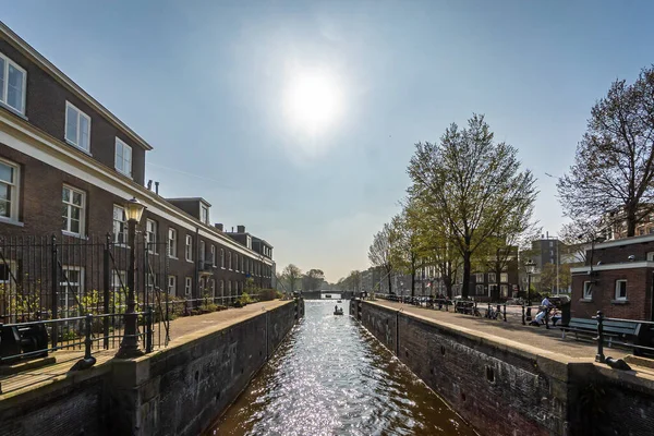 Bela Vista Dos Canais Amsterdã Com Ponte Casas Típicas Holandesas — Fotografia de Stock