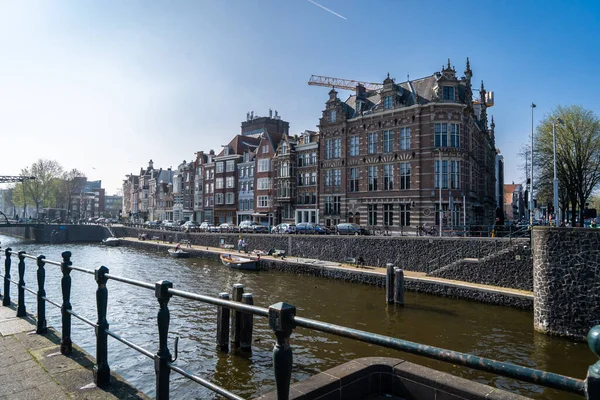 Krásný Výhled Amsterdamské Kanály Mostem Typické Holandské Domy Holandsko — Stock fotografie