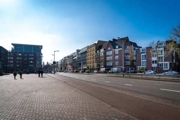 Tipik Kanal Evleri Amsterdam Kaldırım Kenarındaki Meşhur Direkleriyle — Stok fotoğraf