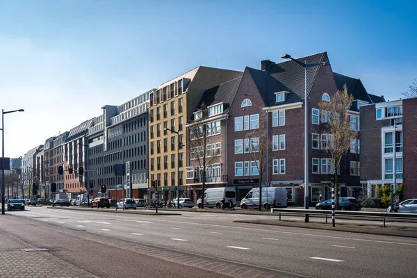 Tipikus Csatornaházak Híres Amszterdami Őrhelyekkel Járda Mentén — Stock Fotó
