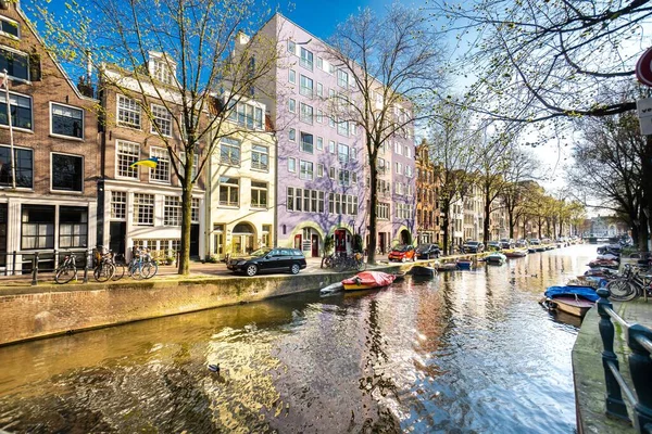 Bela Vista Dos Canais Amsterdã Com Ponte Casas Típicas Holandesas — Fotografia de Stock