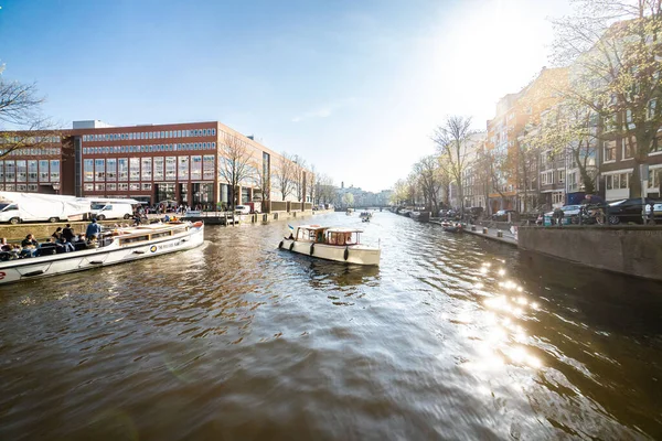 Bela Vista Dos Canais Amsterdã Com Ponte Casas Típicas Holandesas — Fotografia de Stock