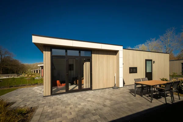 Açık hava eğlencesi. Banliyöde küçük, modern, konforlu evler. Kamp, aile tatili.