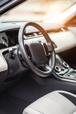 Modern lüks prestij araba iç, pano, direksiyon simidi. Turuncu kırmızı delikli deri iç.