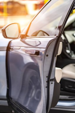 Modern lüks prestij araba iç, pano, direksiyon simidi. Turuncu kırmızı delikli deri iç.