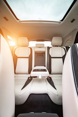 Modern lüks prestij araba iç, pano, direksiyon simidi. Turuncu kırmızı delikli deri iç.