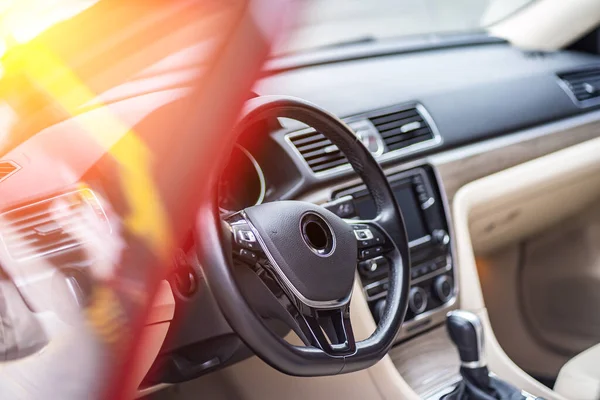 Modern lüks prestij araba iç, pano, direksiyon simidi. Turuncu kırmızı delikli deri iç.