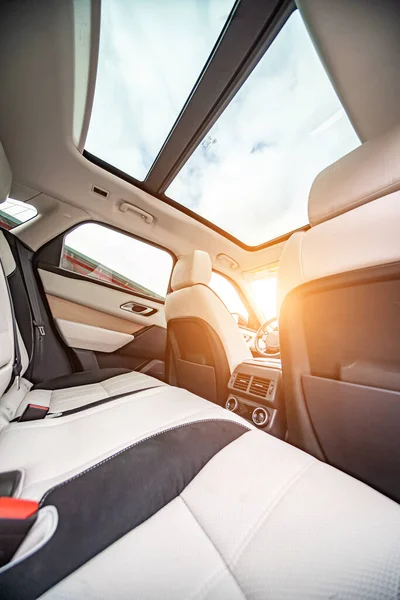 Modern lüks prestij araba iç, pano, direksiyon simidi. Turuncu kırmızı delikli deri iç.