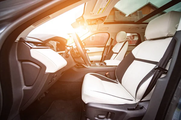 Modern lüks prestij araba iç, pano, direksiyon simidi. Turuncu kırmızı delikli deri iç.