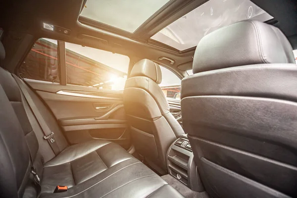 Car Interior Prestige Modern Car Comfortable Leather Seats Black Cockpit — стоковое фото
