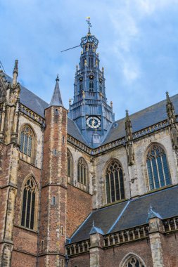 Haarlem, Hollanda Mart 2022: Grote Markt Square Haarlem 'deki St. Bavo Kilisesi veya Grote Kerk.