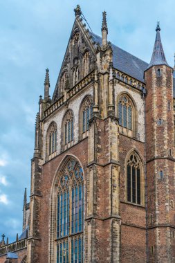 Haarlem, Hollanda Mart 2022: Grote Markt Square Haarlem 'deki St. Bavo Kilisesi veya Grote Kerk.