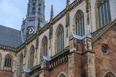 Haarlem, Hollanda Mart 2022: Grote Markt Square Haarlem 'deki St. Bavo Kilisesi veya Grote Kerk.