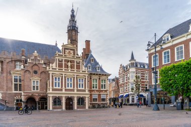 Haarlem, Hollanda - Mart 2022 Haarlem 'de küçük yeşil bir cadde. Toplumsal kapsama ve iklim değişikliğini hesaba katın. Sokak manzaralı genel mimari Haarlem tipik Hollanda tarzı binalar.