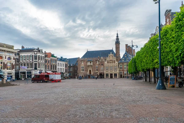 Haarlem, Hollanda, Mart 2022: Hollanda 'da Haarlem' de konforlu şehir evi, önünde bir sürü kap, bitki ve sandalye var. Kavram: Şehir sıcaklığı veya su yönetimi denetimi