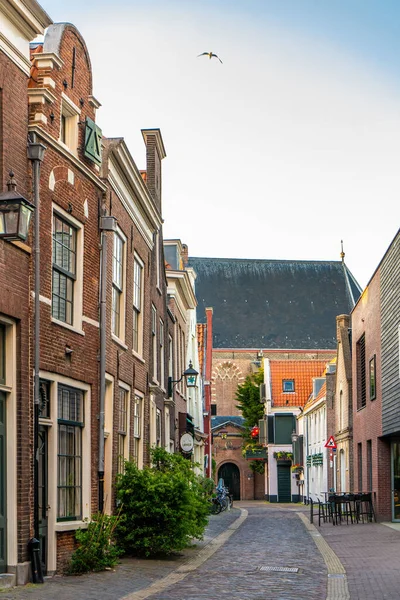 Haarlem, Hollanda - Mart 2022 Haarlem 'de küçük yeşil bir cadde. Toplumsal kapsama ve iklim değişikliğini hesaba katın. Sokak manzaralı genel mimari Haarlem tipik Hollanda tarzı binalar.