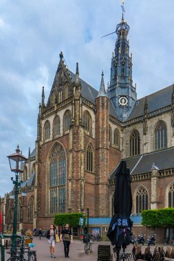 Haarlem, Noord-Holland 'daki Saint Bavo kilisesinin dış cephesi Hollanda, Avrupa