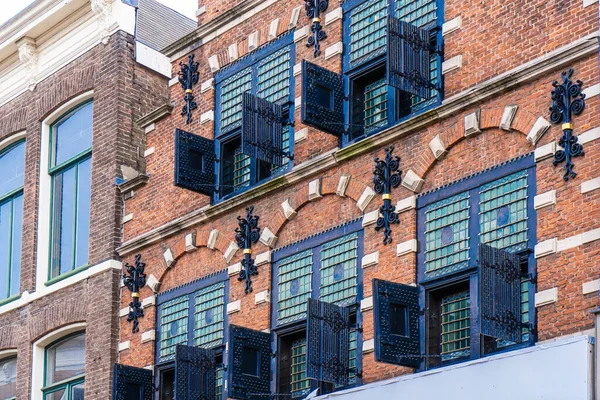 Persianas Coloridas Rojas Amarillas Las Ventanas Una Casa Antigua Típico — Foto de Stock