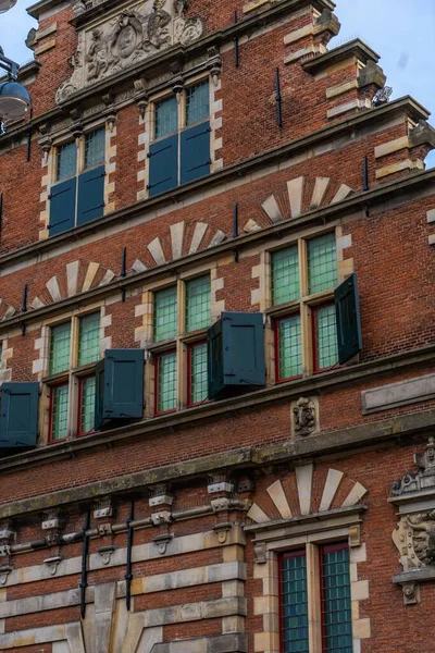 Färgglada Röda Och Gula Fönsterluckor Vid Fönstren Ett Gammalt Hus — Stockfoto