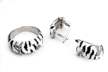 Gümüş mücevher seti ve taştan beyaz arka planı olan gümüş küpeler. Gümüş mücevher koleksiyonu