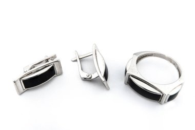 Gümüş mücevher seti ve taştan beyaz arka planı olan gümüş küpeler. Gümüş mücevher koleksiyonu