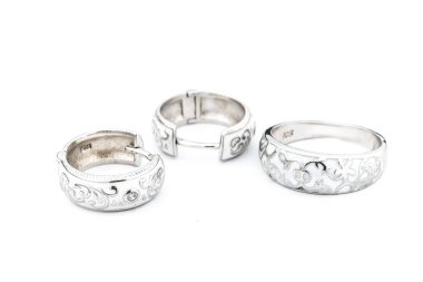 Minimalizm tarzında kristalleri olan gümüş mücevher koleksiyonu. Gümüş küpe, gümüş kolye.