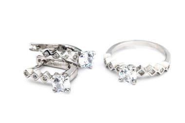 Minimalizm tarzında kristalleri olan gümüş mücevher koleksiyonu. Gümüş küpe, gümüş kolye.