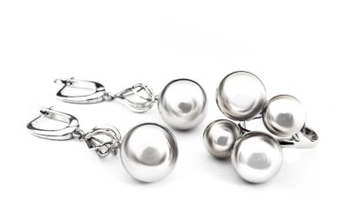 Minimalizm tarzında kristalleri olan gümüş mücevher koleksiyonu. Gümüş küpe, gümüş kolye.