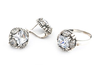 Minimalizm tarzında kristalleri olan gümüş mücevher koleksiyonu. Gümüş küpe, gümüş kolye.