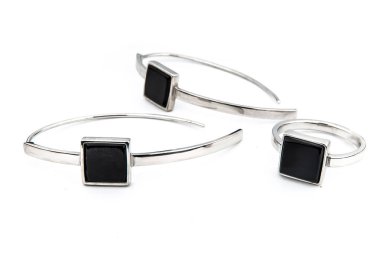 Minimalizm tarzında kristalleri olan gümüş mücevher koleksiyonu. Gümüş küpe, gümüş kolye.