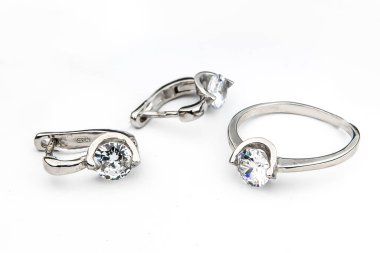 Minimalizm tarzında kristalleri olan gümüş mücevher koleksiyonu. Gümüş küpe, gümüş kolye.