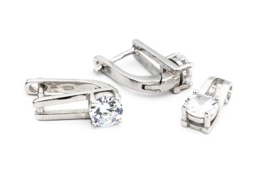 Minimalizm tarzında kristalleri olan gümüş mücevher koleksiyonu. Gümüş küpe, gümüş kolye.