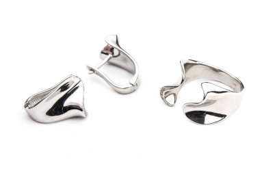 Minimalizm tarzında kristalleri olan gümüş mücevher koleksiyonu. Gümüş küpe, gümüş kolye.