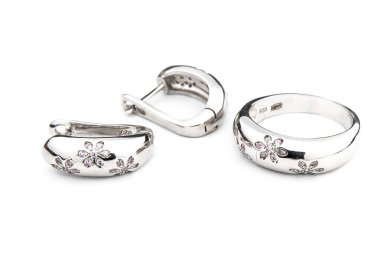 Minimalizm tarzında kristalleri olan gümüş mücevher koleksiyonu. Gümüş küpe, gümüş kolye.