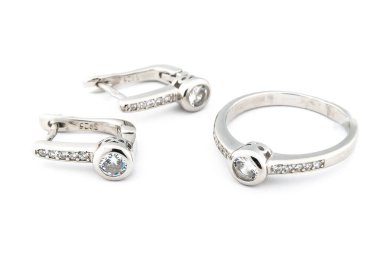 Minimalizm tarzında kristalleri olan gümüş mücevher koleksiyonu. Gümüş küpe, gümüş kolye.