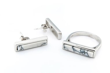 Minimalizm tarzında kristalleri olan gümüş mücevher koleksiyonu. Gümüş küpe, gümüş kolye.