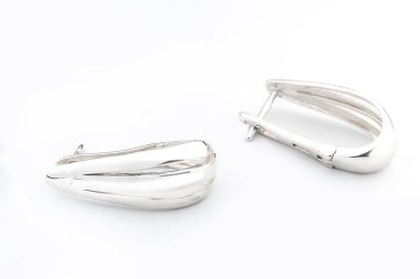 Beyaz arka plan kırpma yolunda izole edilmiş kadınlar için büyük mücevherler.