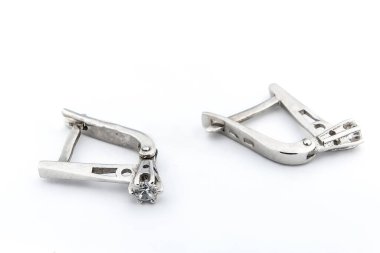 Beyaz arka plan kırpma yolunda izole edilmiş kadınlar için büyük mücevherler.